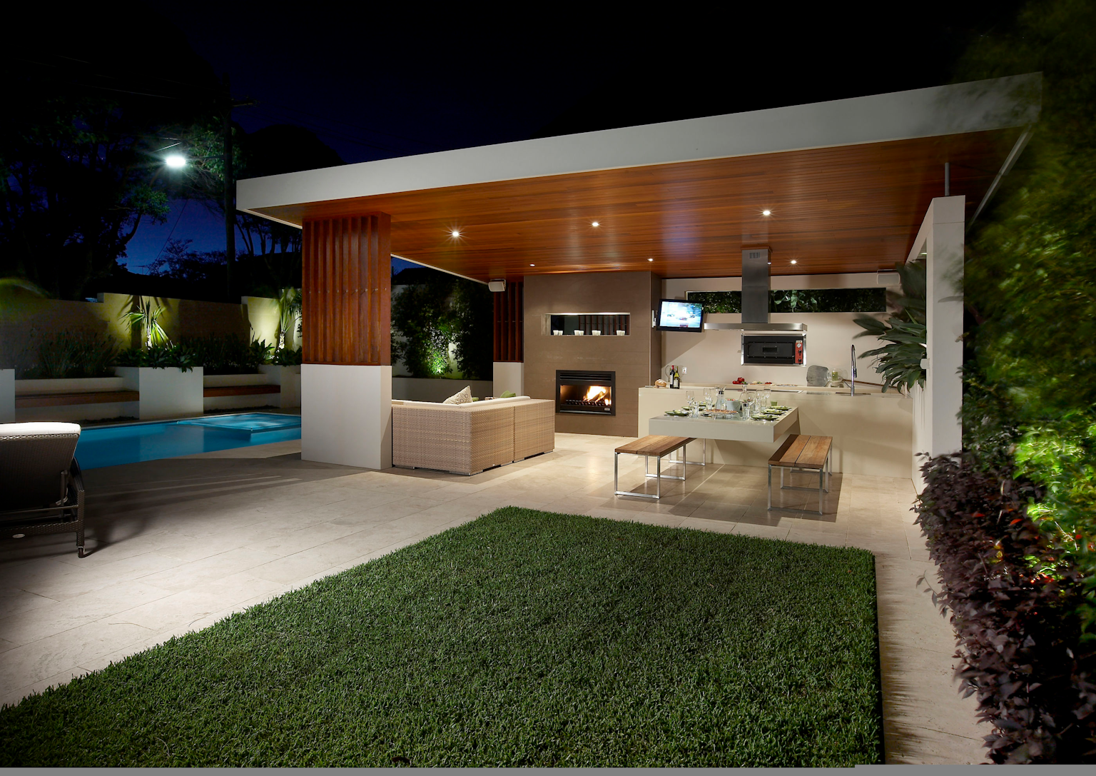 Outdoor entertainment area with large format Scala travertine pavers