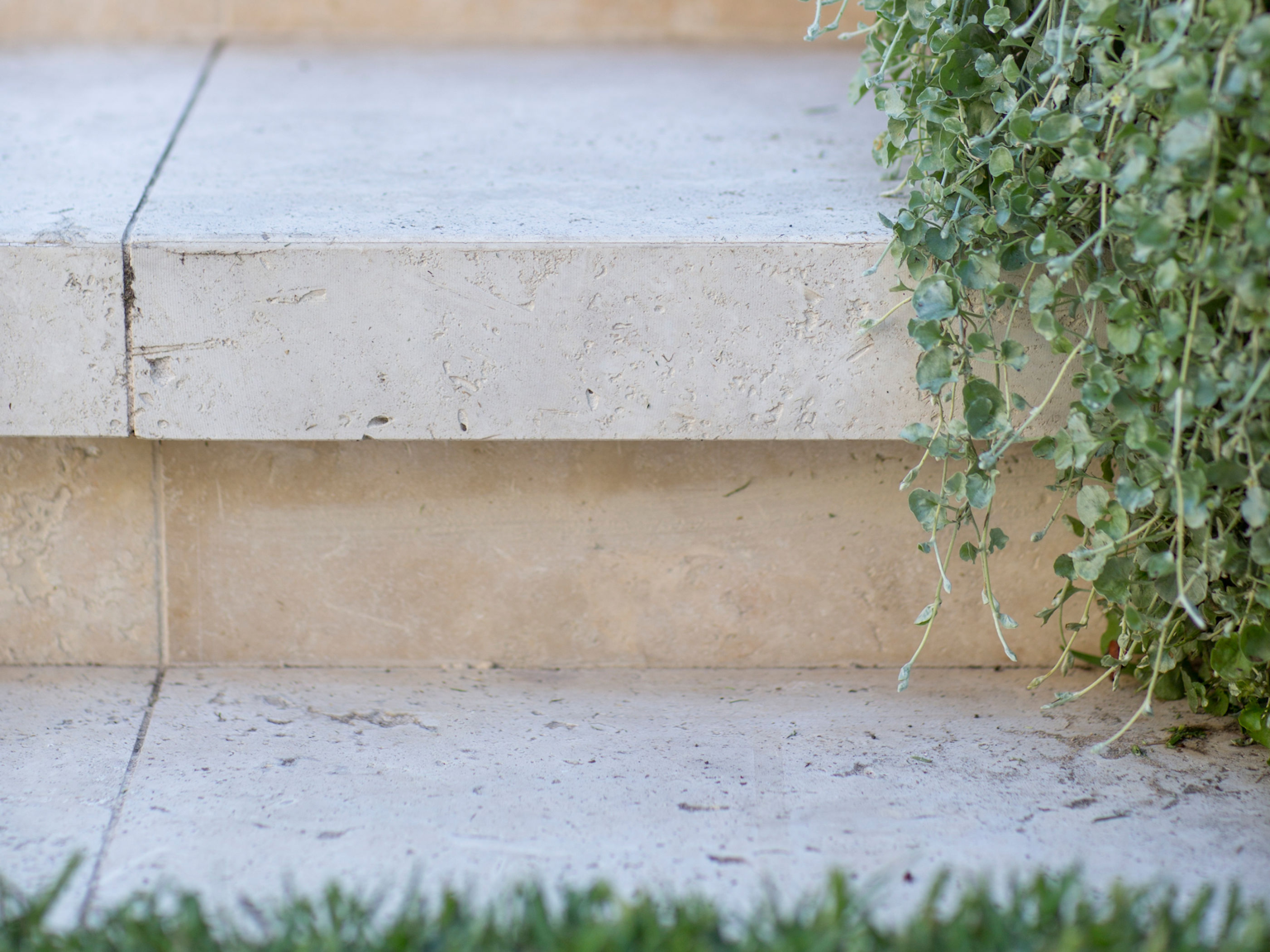 Scala travertine rebated step treads in classic garden design