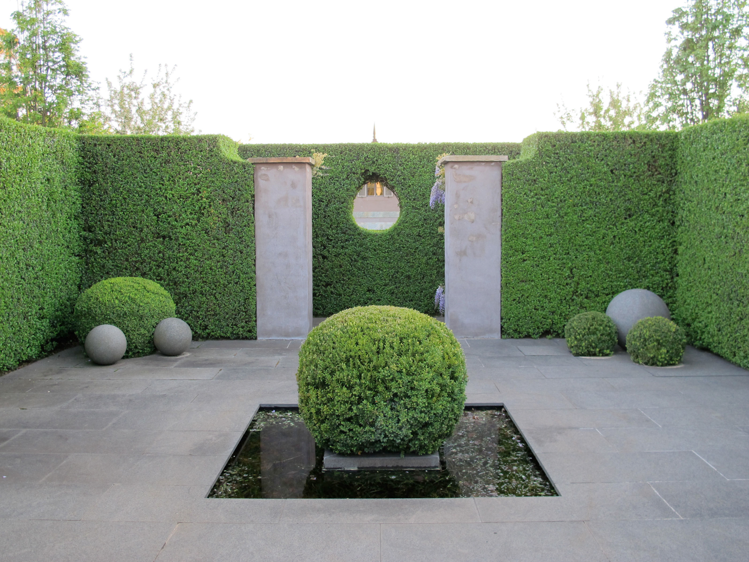 Paul Bangay's residence and manicured gardens at Stonefields using Raven granite paving