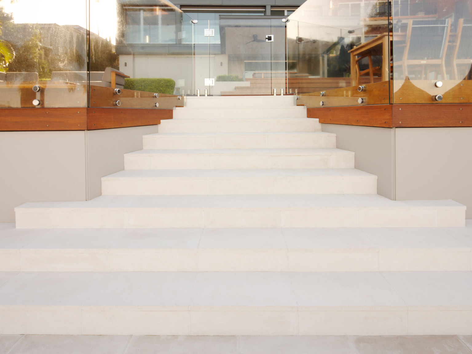 Sweeping staircase in Dauville limestone paving 