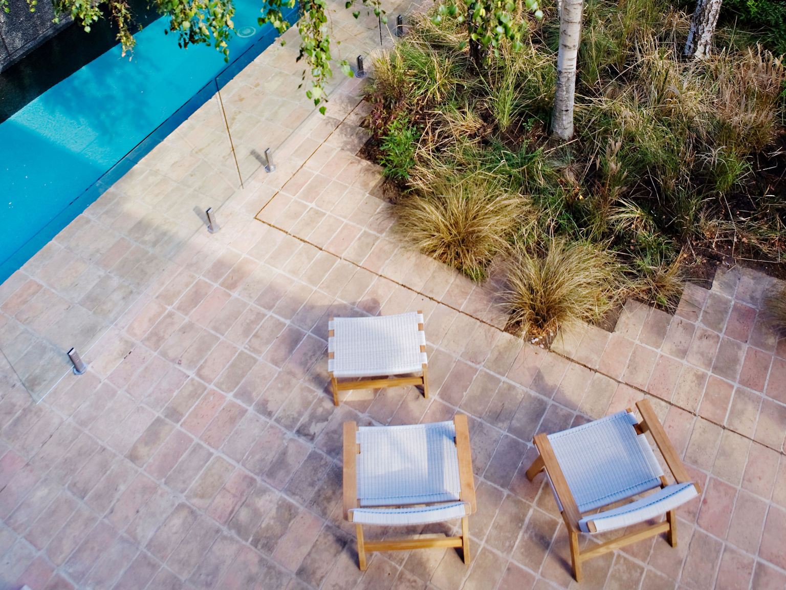 Antico Luce cotto tavellas used as pool and garden paving with Barwon easy chairs